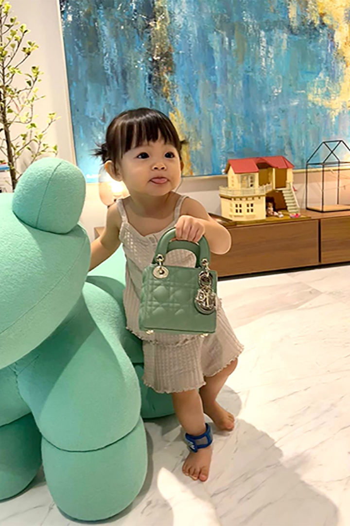 Con gái Cường Đô La - Đàm Thu Trang mới 2 tuổi đã 'dát' toàn hàng hiệu - Ảnh 11.