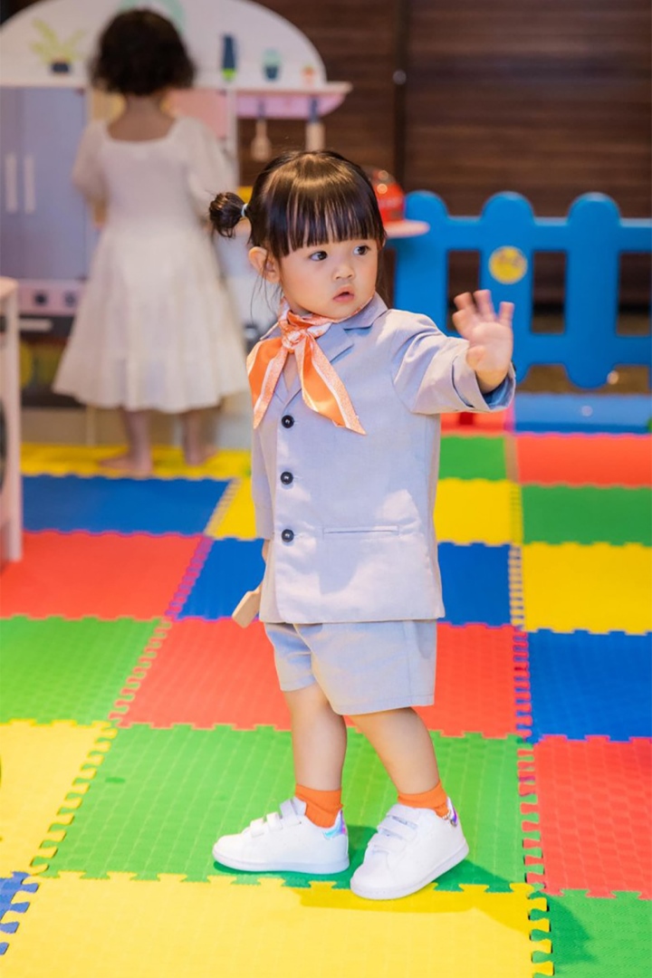 Con gái Cường Đô La - Đàm Thu Trang mới 2 tuổi đã 'dát' toàn hàng hiệu - Ảnh 2.
