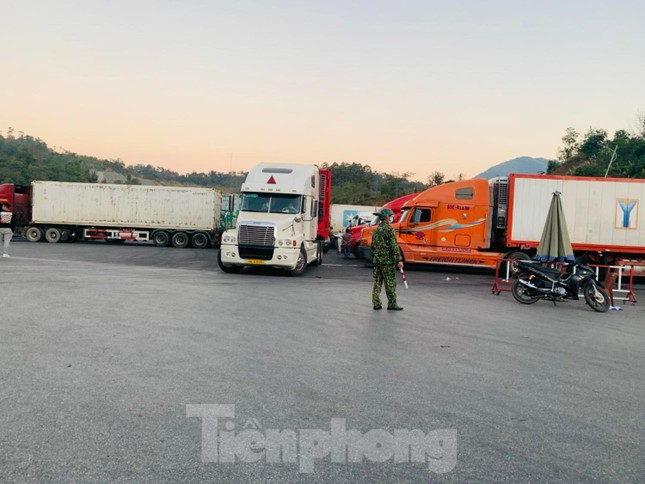 Gần 1.000 xe chở nông sản đang tồn đọng ở cửa khẩu Lạng Sơn - Ảnh 1.