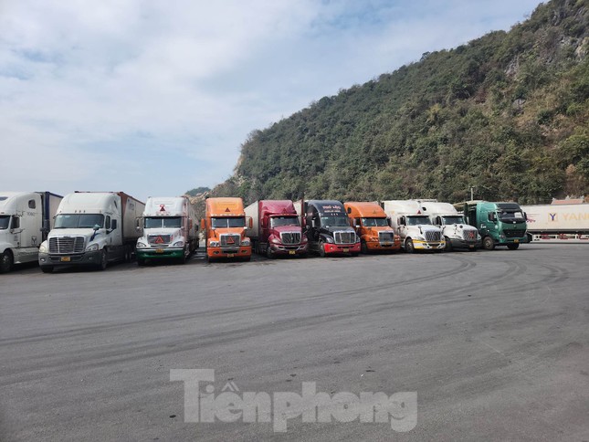 Gần 1.000 xe chở nông sản đang tồn đọng ở cửa khẩu Lạng Sơn - Ảnh 2.