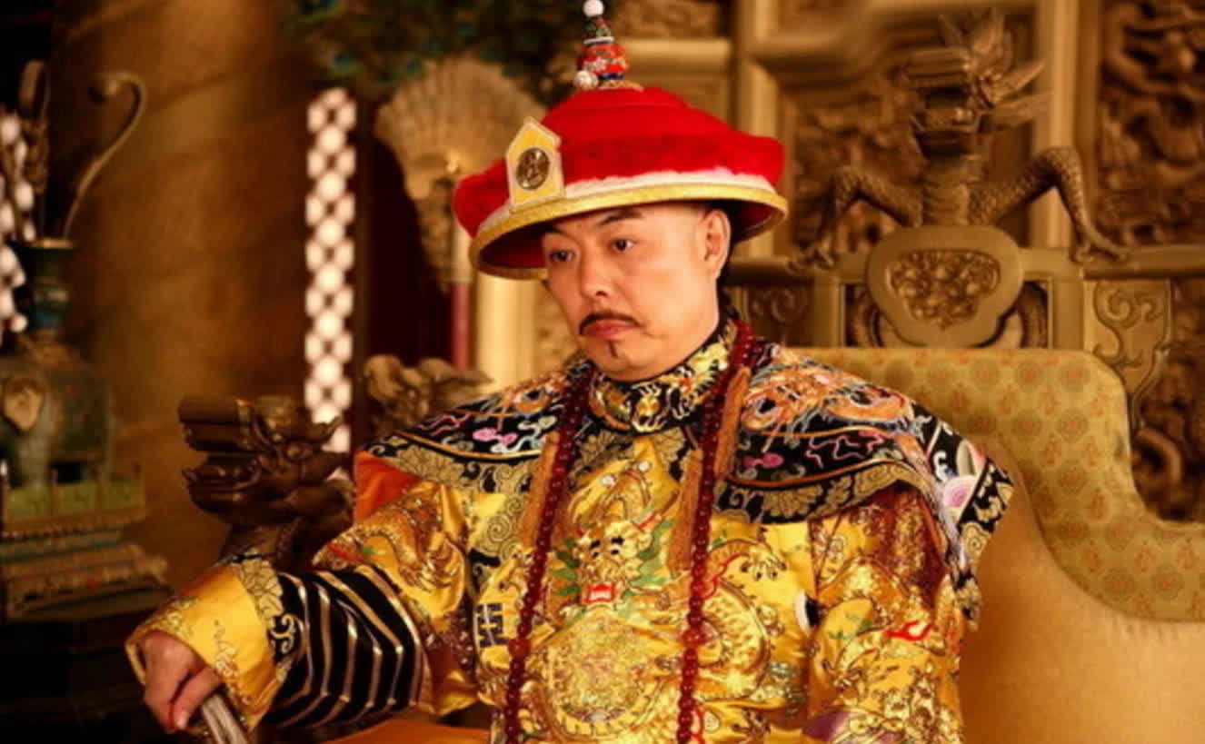 Chiếc long bào hé lộ bí mật 'khó nói' của Càn Long: Hóa ra vị Hoàng đế này không cao lớn như trong phim ảnh, thậm chí còn mang giày độn 10 phân - Ảnh 5.