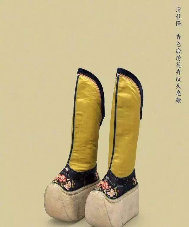 Chiếc long bào hé lộ bí mật 'khó nói' của Càn Long: Hóa ra vị Hoàng đế này không cao lớn như trong phim ảnh, thậm chí còn mang giày độn 10 phân - Ảnh 4.