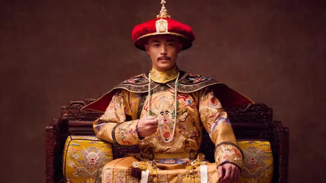 Chiếc long bào hé lộ bí mật 'khó nói' của Càn Long: Hóa ra vị Hoàng đế này không cao lớn như trong phim ảnh, thậm chí còn mang giày độn 10 phân - Ảnh 1.