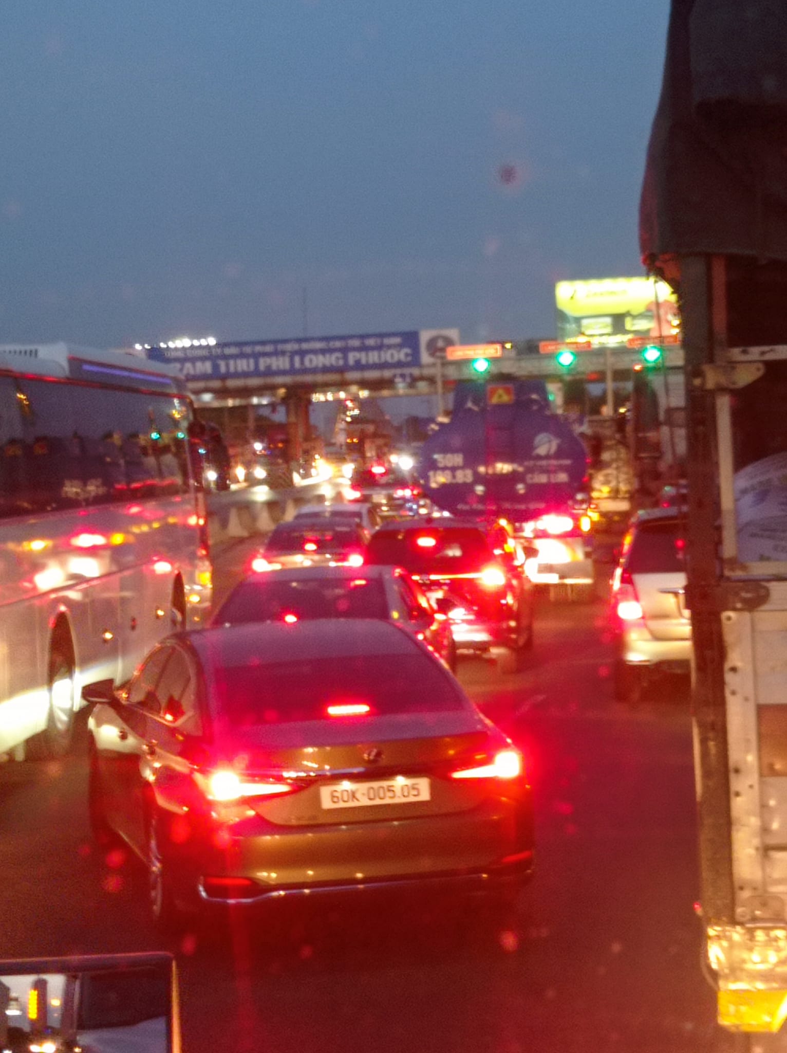 Trạm thu phí không hoạt động, đường cao tốc TP HCM - Long Thành - Dầu Giây ùn tắc nghiêm trọng - Ảnh 1.