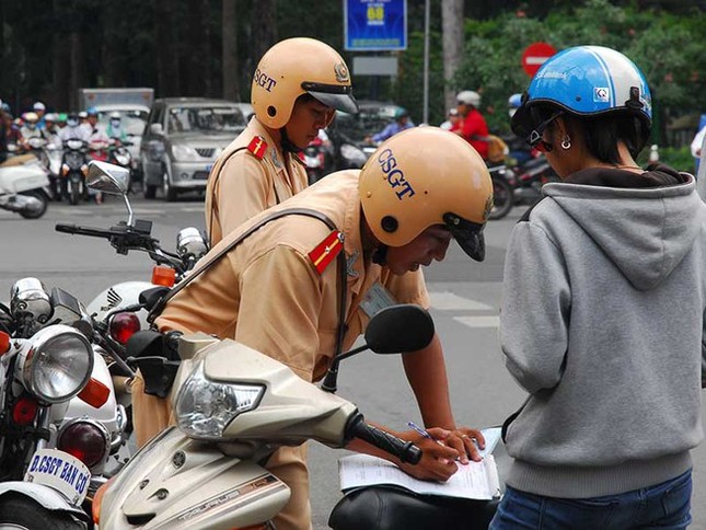 Chậm nộp phạt vi phạm giao thông bị tính lãi theo ngày - Ảnh 1.