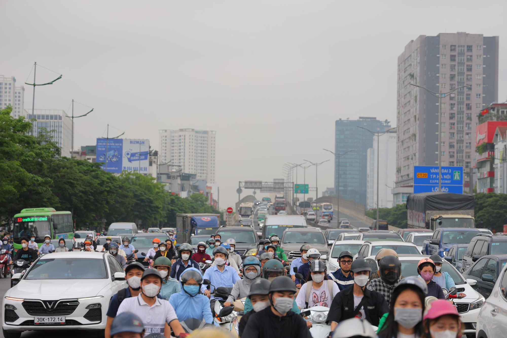 Giao thông Hà Nội hỗn loạn trong ngày đầu tiên người dân đi làm sau kỳ nghỉ dài - Ảnh 2.