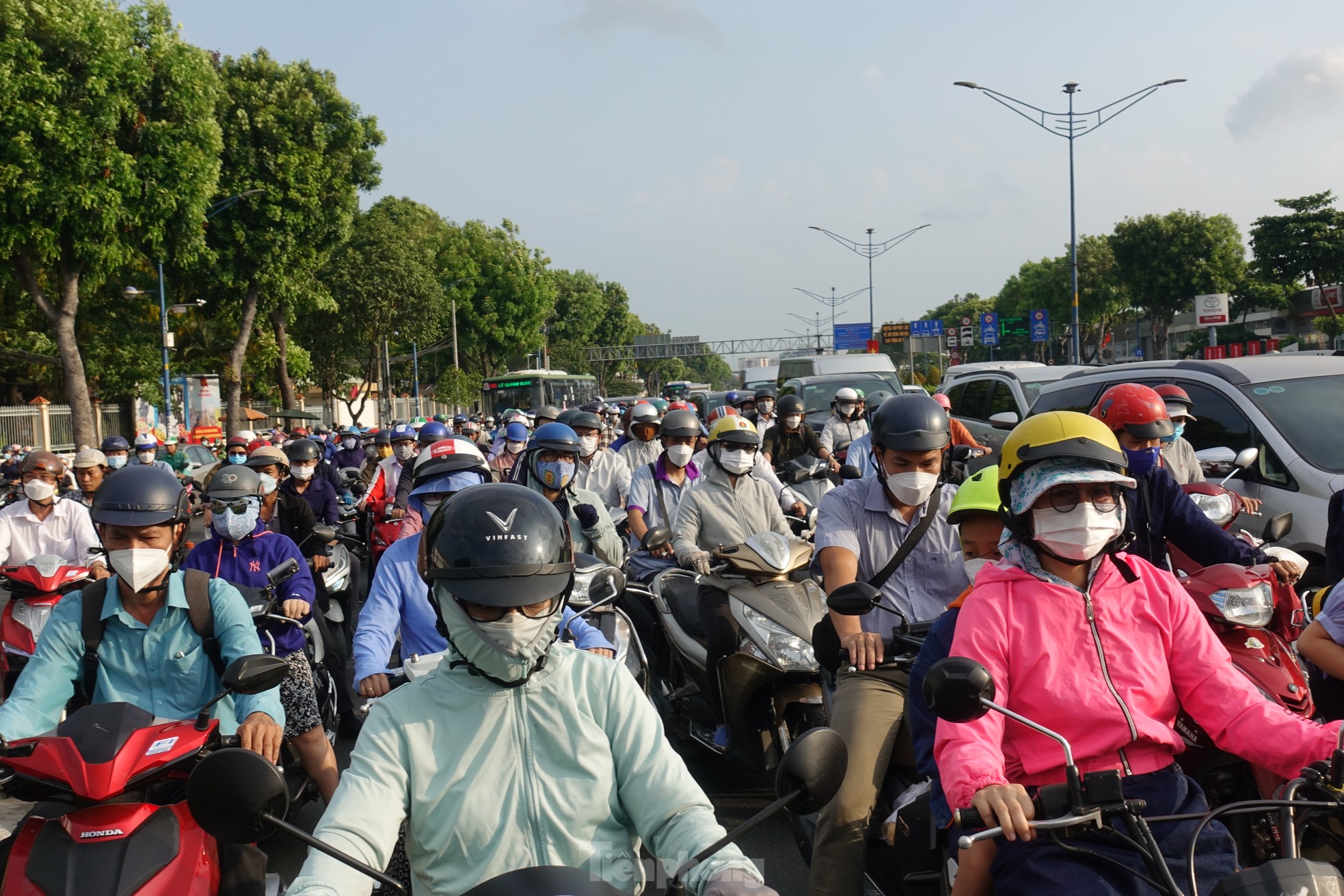 Người dân TPHCM chật vật dưới nắng gắt đi làm sau nghỉ lễ - Ảnh 1.