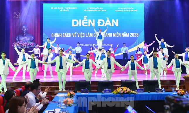 Cứ 10 thanh niên có 1 thanh niên thất nghiệp - Ảnh 1. Cứ 10 thanh niên có 1 thanh niên thất nghiệp - Ảnh 1.