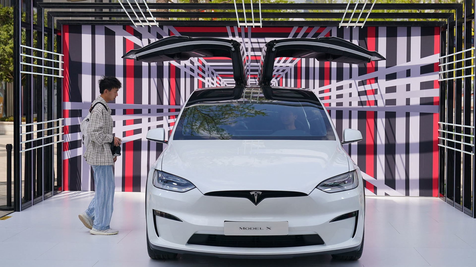 Sau nhiều lần giảm giá chấn động, Tesla bất ngờ 'quay đầu' tăng giá nhưng mục đích tăng mới cho thấy khả năng tính toán thần sầu của tỷ phú Elon Musk - Ảnh 1.