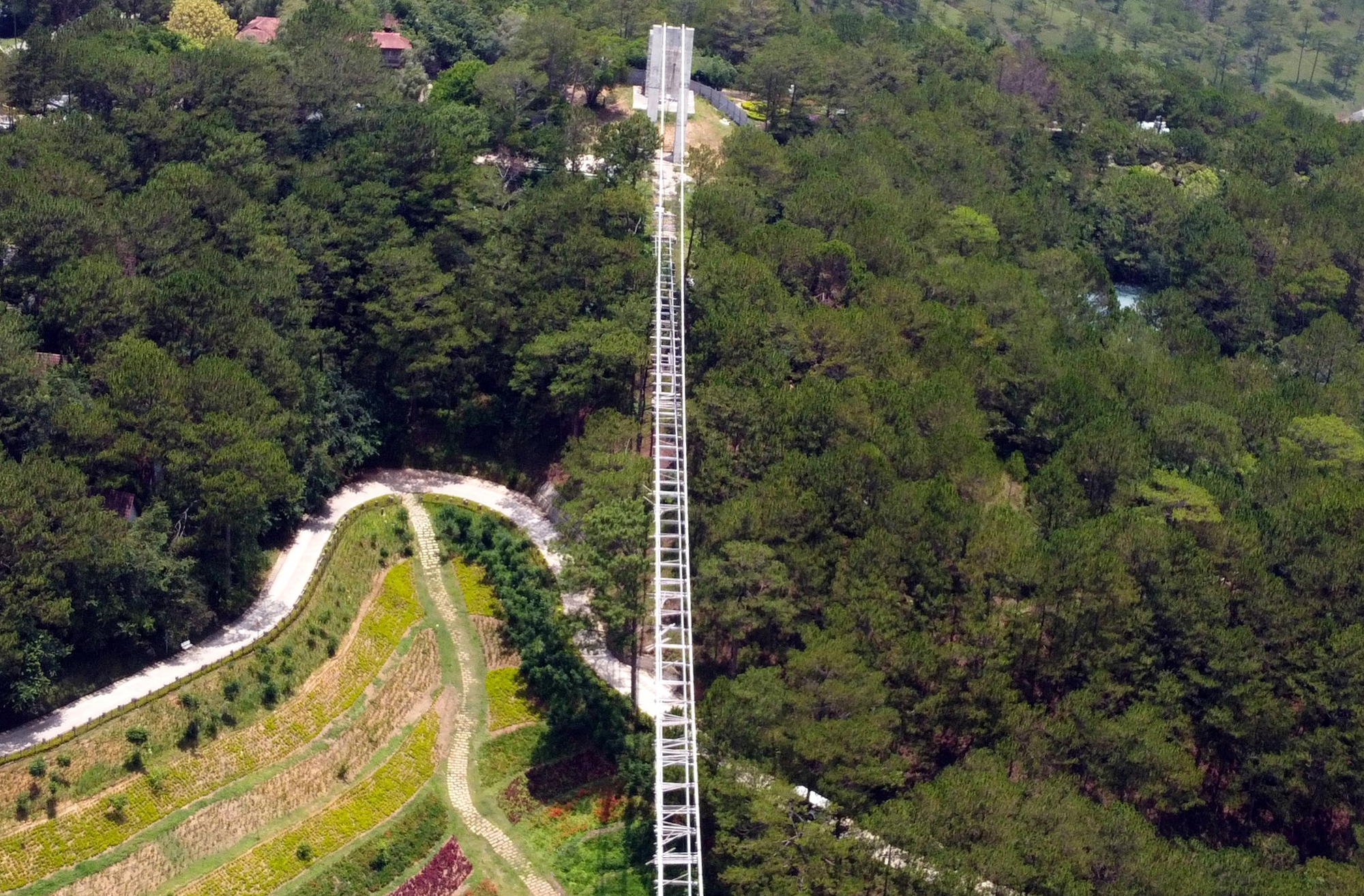 Hiện trạng cầu đáy kính trong Thung Lũng Tình Yêu sau 3 năm nằm chờ giấy phép - Ảnh 16.