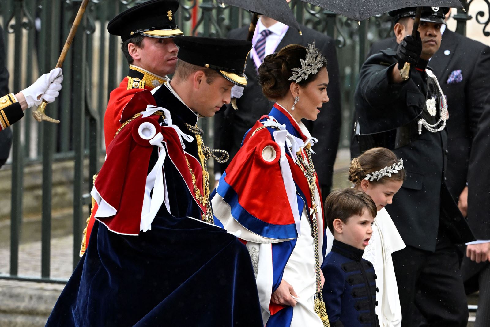 Những hình ảnh đầu tiên trong lễ đăng quang của Nhà vua Charles III - Ảnh 6.