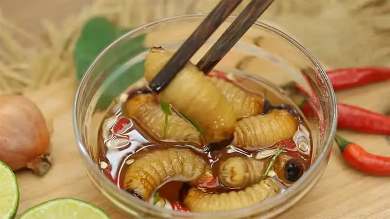 Khách Tây ăn thử một món từ côn trùng Việt Nam rồi nhận xét: Ban đầu có thể sợ nhưng sau chắc chắn sẽ nghiện! - Ảnh 6.