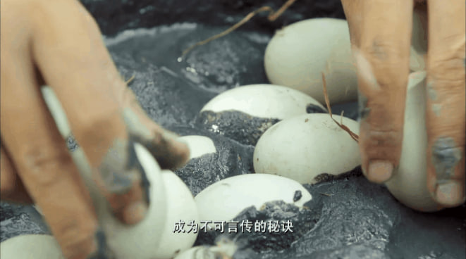Món trứng béo ngậy ở Trung Quốc: Muốn ăn ngon phải đem đi nhúng bùn - Ảnh 3.