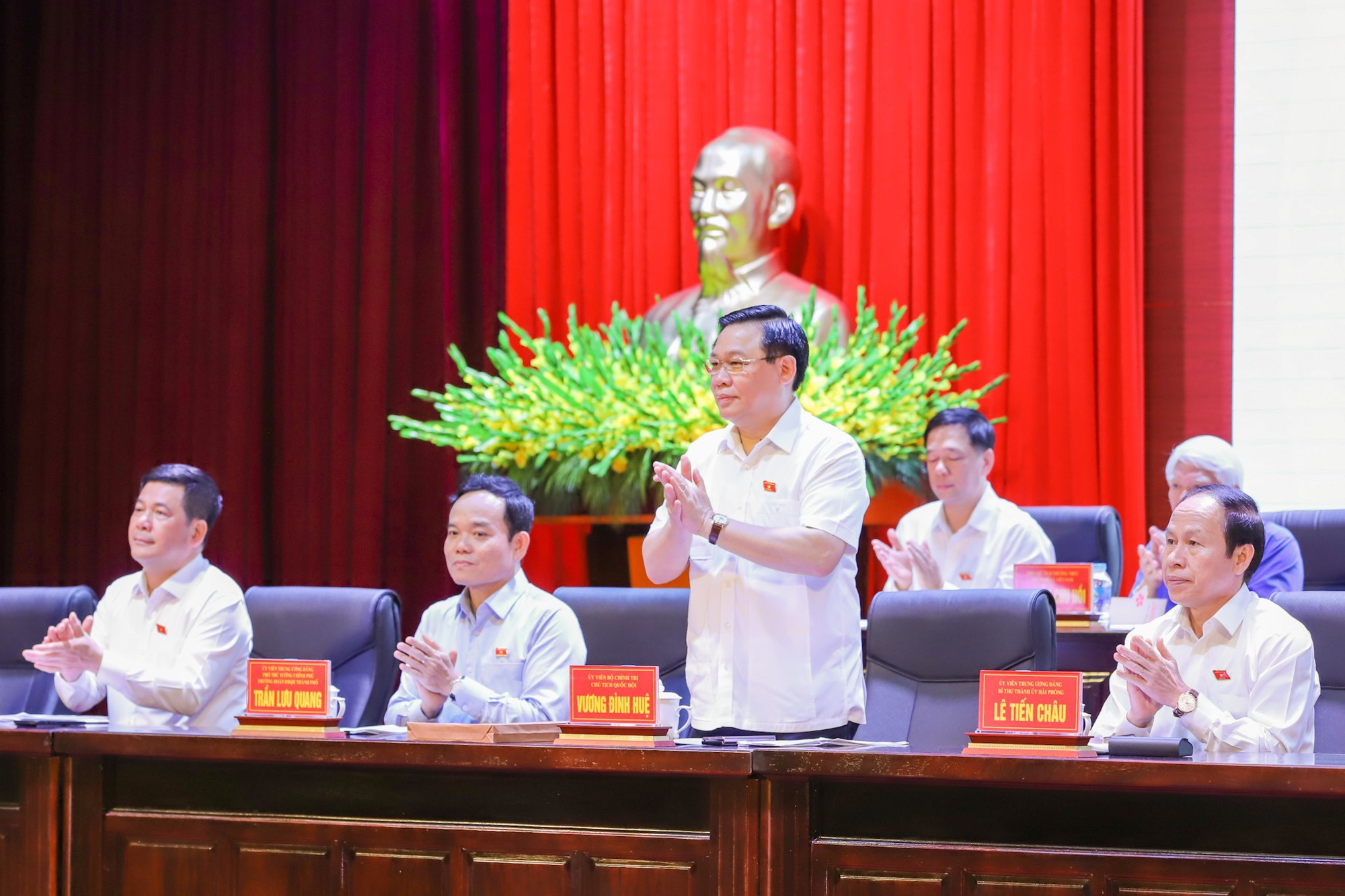 Chủ tịch Quốc hội Vương Đình Huệ tiếp xúc cử tri tại Hải Phòng - Ảnh 3.