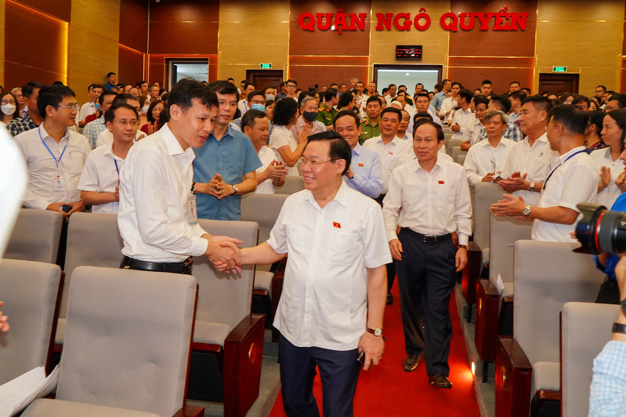 Chủ tịch Quốc hội Vương Đình Huệ tiếp xúc cử tri tại Hải Phòng - Ảnh 2.
