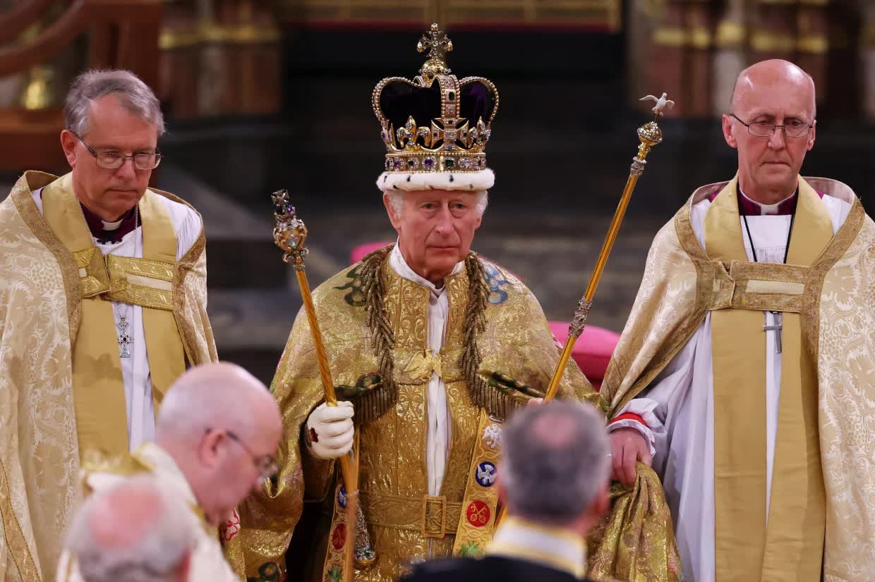 Lễ đăng quang Vua Charles III: Cả thế giới dõi theo khoảnh khắc nhà vua đầu tiên đăng quang sau 70 năm trong tiếng hô vang - Ảnh 3.
