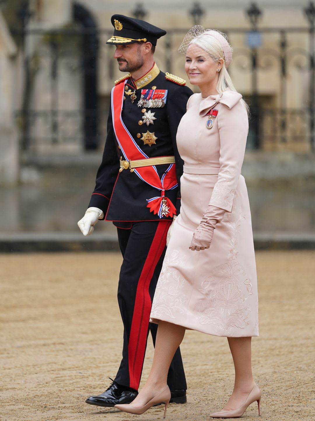 15 bộ trang phục đẹp nhất Lễ đăng quang của Vua Charles III: Nhà Kate đứng đầu, các khách mời chuộng đồ may riêng với tông nổi đề cao nét cổ điển - Ảnh 12.