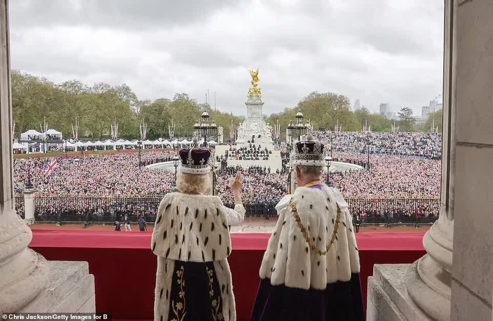 Chùm ảnh hậu trường hiếm hoi của Vua Charles và Vương hậu Camilla trên ban công Cung điện Buckingham, những góc nhìn chưa từng thấy - Ảnh 1.