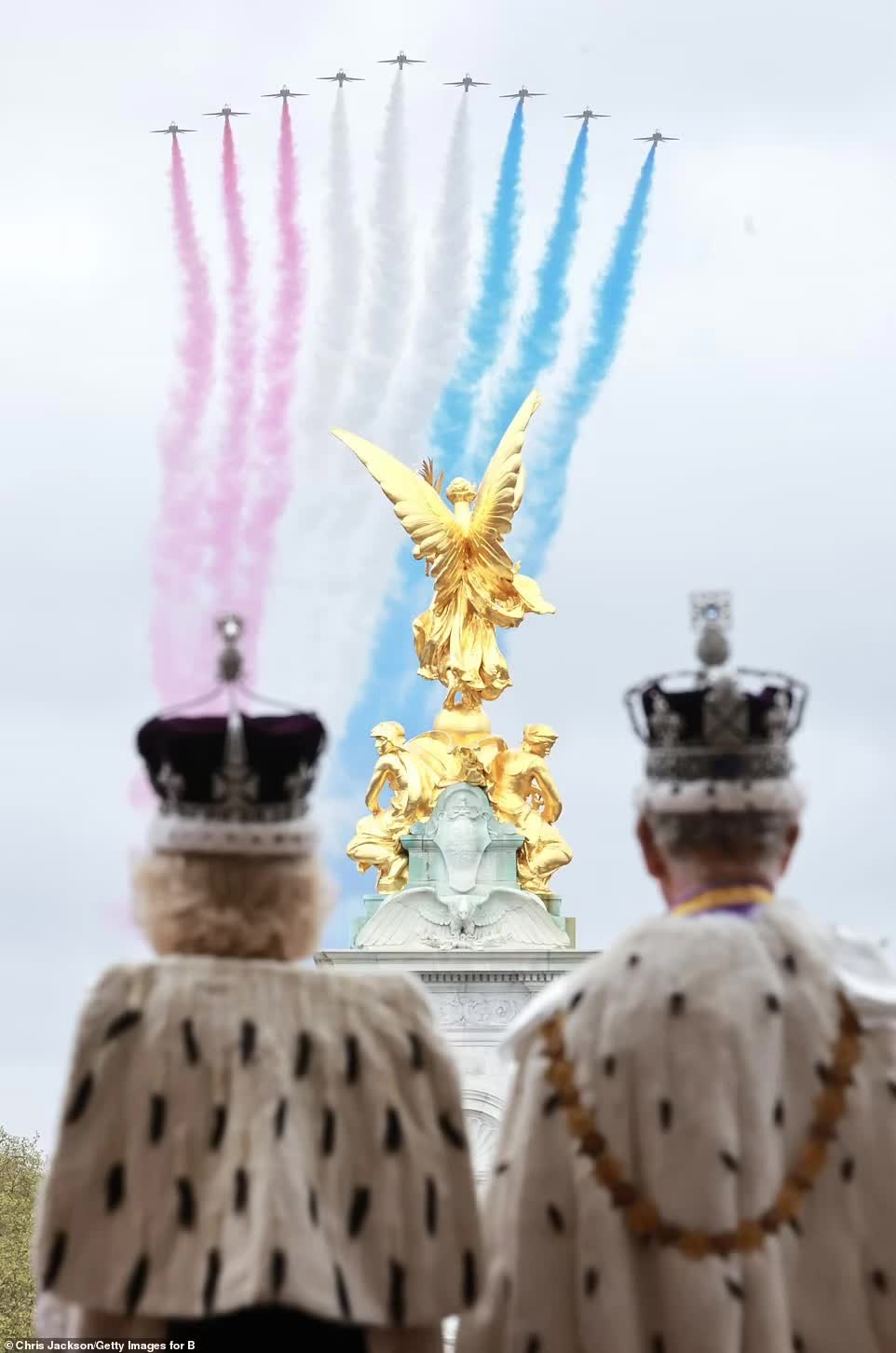Chùm ảnh hậu trường hiếm hoi của Vua Charles và Vương hậu Camilla trên ban công Cung điện Buckingham, những góc nhìn chưa từng thấy - Ảnh 2.