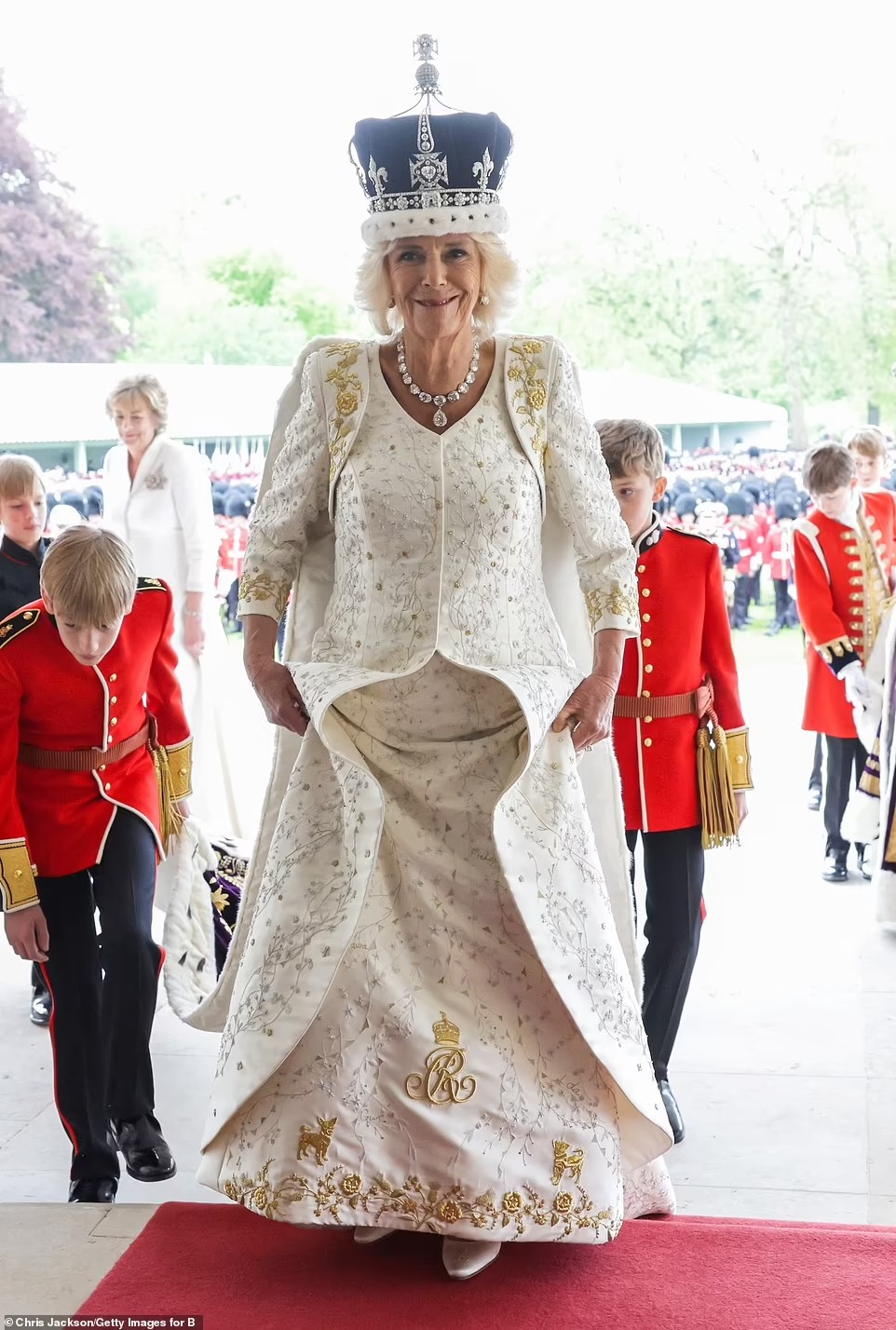 Chùm ảnh hậu trường hiếm hoi của Vua Charles và Vương hậu Camilla trên ban công Cung điện Buckingham, những góc nhìn chưa từng thấy - Ảnh 5.