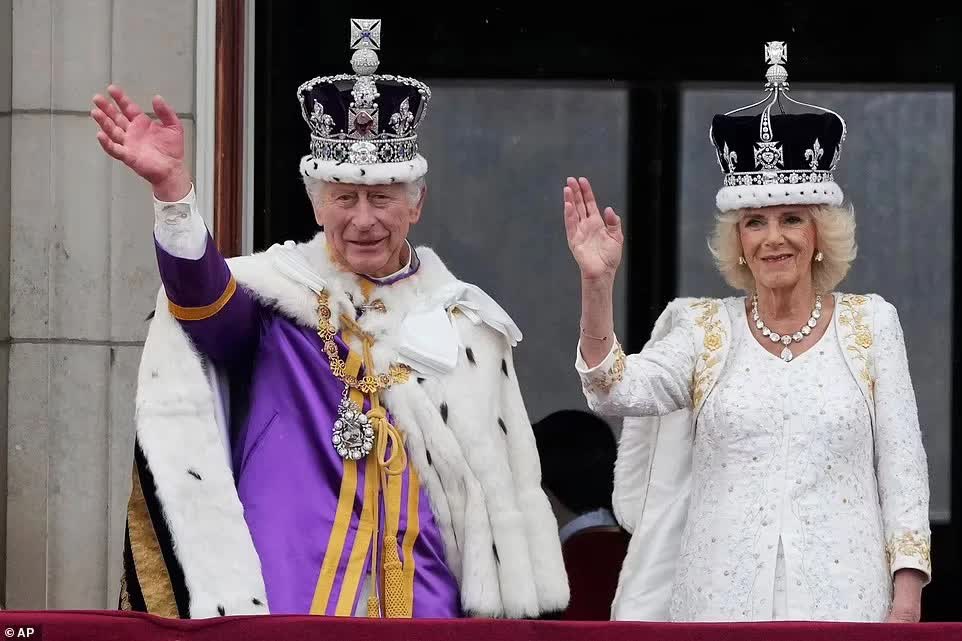 Chùm ảnh hậu trường hiếm hoi của Vua Charles và Vương hậu Camilla trên ban công Cung điện Buckingham, những góc nhìn chưa từng thấy - Ảnh 6.
