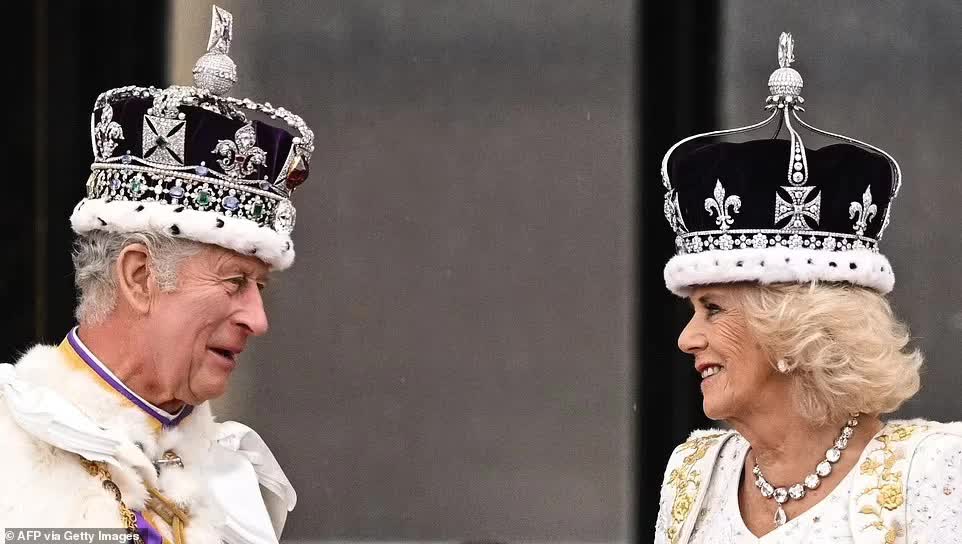 Chùm ảnh hậu trường hiếm hoi của Vua Charles và Vương hậu Camilla trên ban công Cung điện Buckingham, những góc nhìn chưa từng thấy - Ảnh 7.