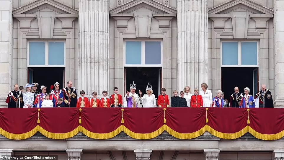 Chùm ảnh hậu trường hiếm hoi của Vua Charles và Vương hậu Camilla trên ban công Cung điện Buckingham, những góc nhìn chưa từng thấy - Ảnh 8.