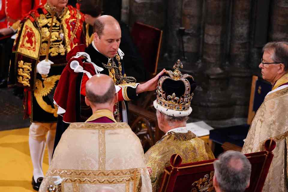 Lễ đăng quang Vua Charles III: Cả thế giới dõi theo khoảnh khắc vị vua đầu tiên đăng quang sau 70 năm đi vào lịch sử - Ảnh 4.