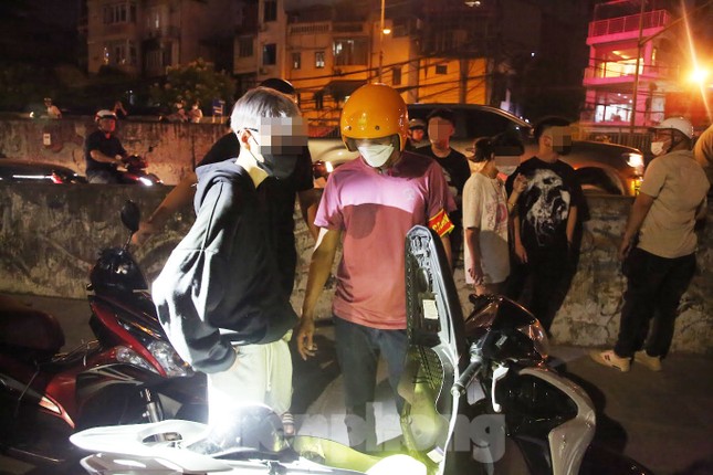 Cảnh sát 141 hóa trang truy quét nhóm thanh niên nẹt pô ở Nhà hát Lớn - Ảnh 3.