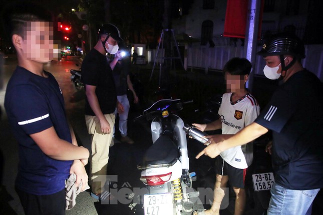 Cảnh sát 141 hóa trang truy quét nhóm thanh niên nẹt pô ở Nhà hát Lớn - Ảnh 1.