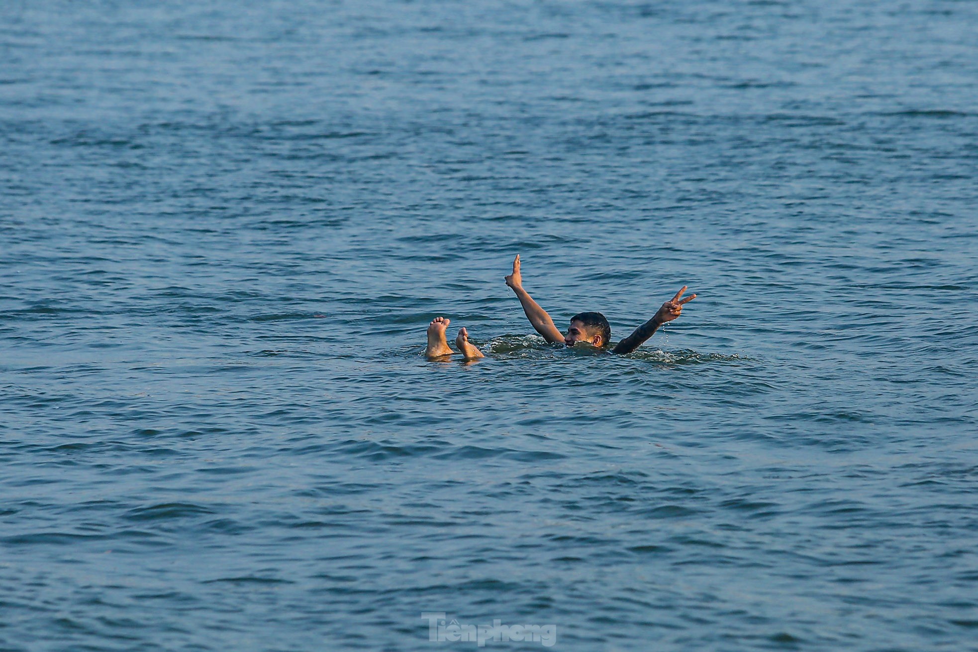 Nắng nóng oi bức, người Hà Nội 'biến' hồ Tây thành bể bơi giải nhiệt bất chấp lệnh cấm - Ảnh 11.