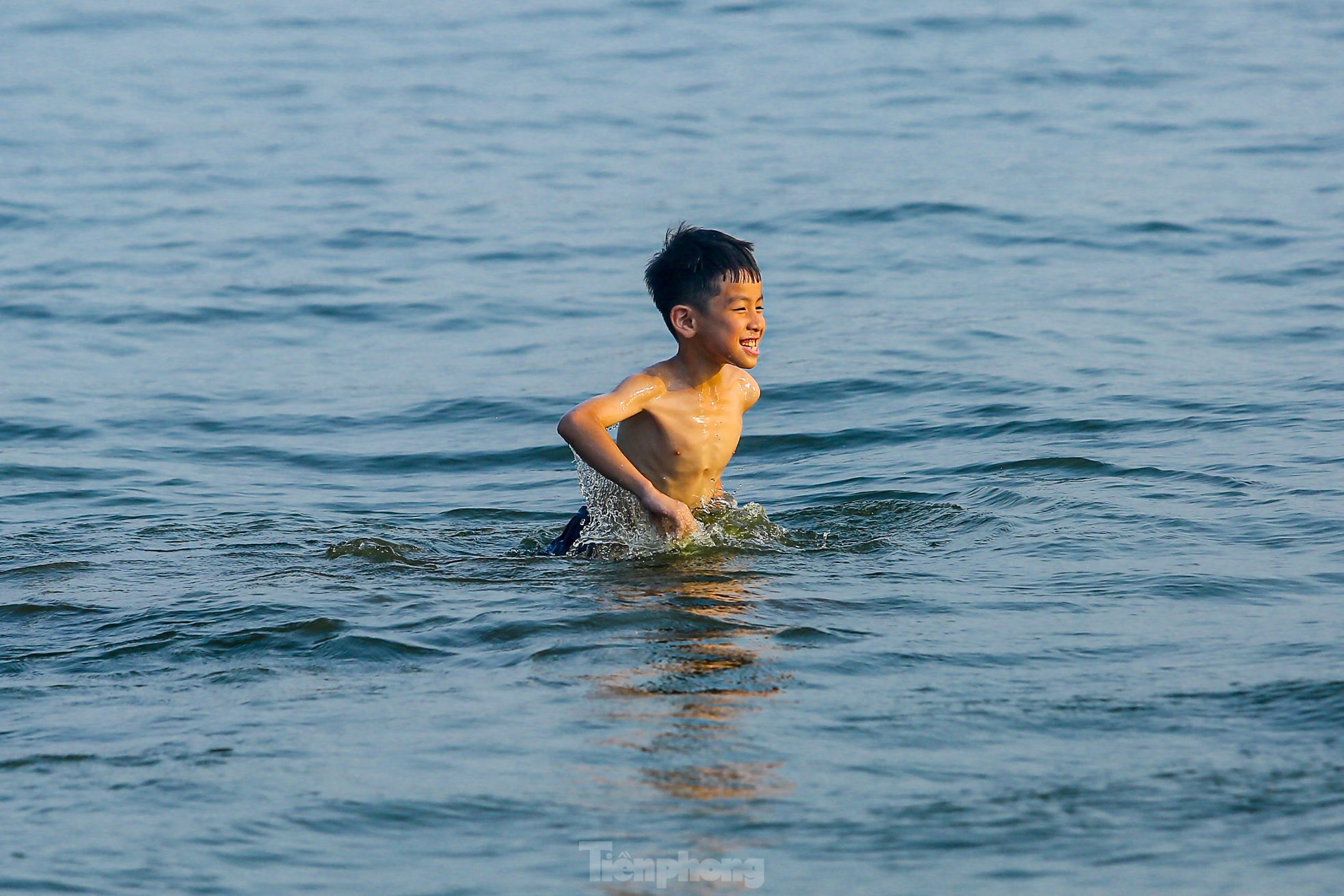 Nắng nóng oi bức, người Hà Nội 'biến' hồ Tây thành bể bơi giải nhiệt bất chấp lệnh cấm - Ảnh 12.
