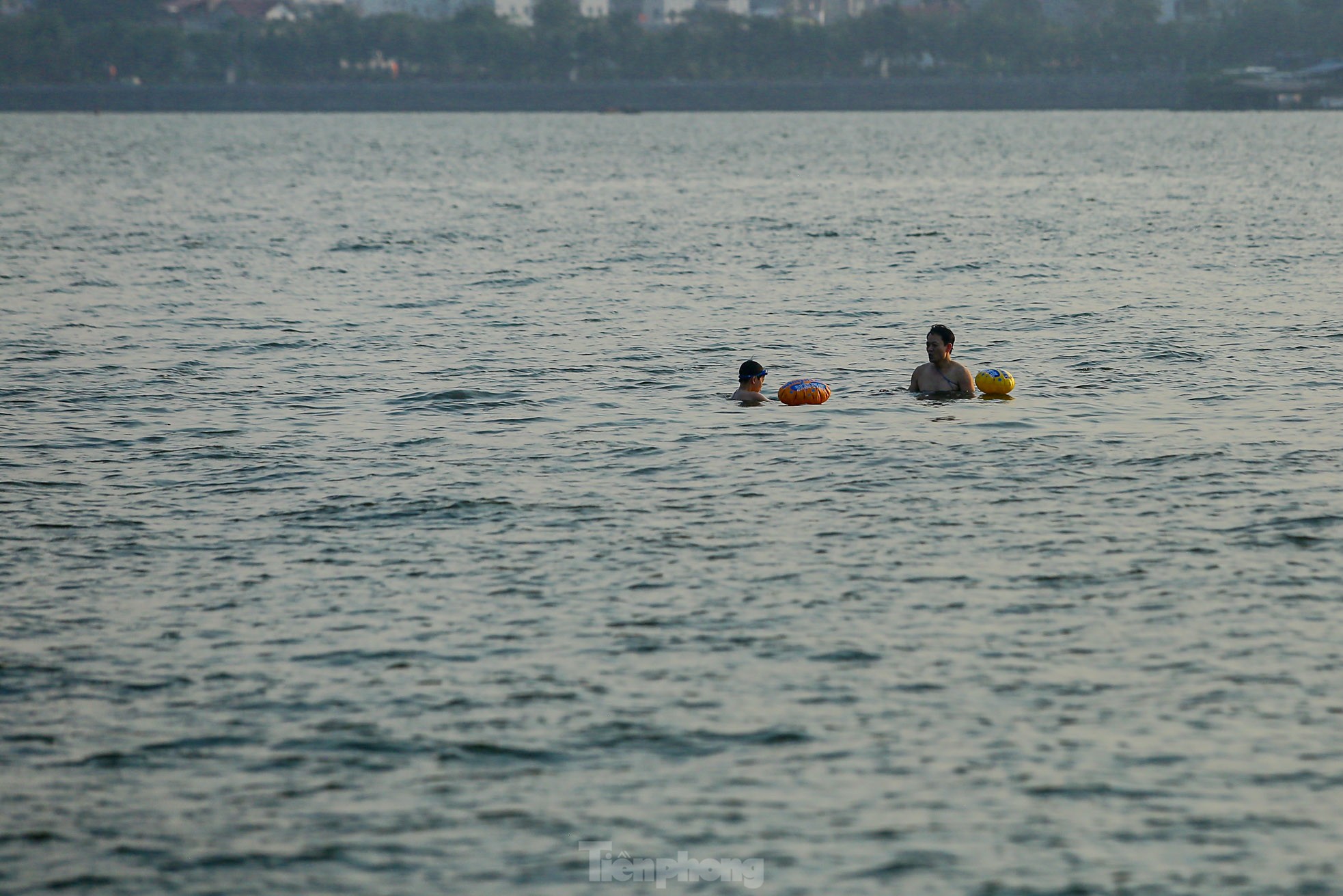 Nắng nóng oi bức, người Hà Nội 'biến' hồ Tây thành bể bơi giải nhiệt bất chấp lệnh cấm - Ảnh 13.