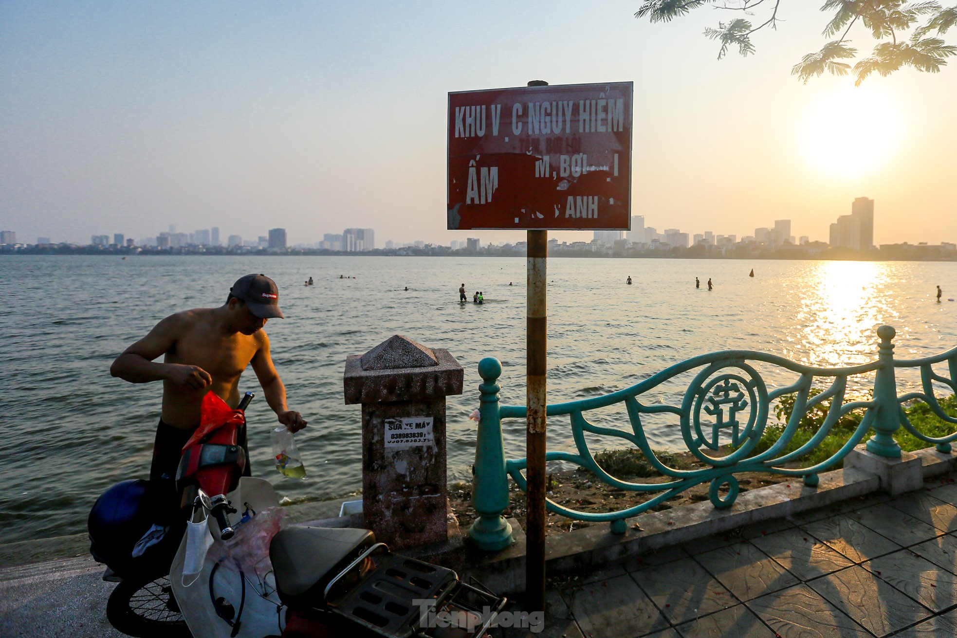 Nắng nóng oi bức, người Hà Nội 'biến' hồ Tây thành bể bơi giải nhiệt bất chấp lệnh cấm - Ảnh 2.