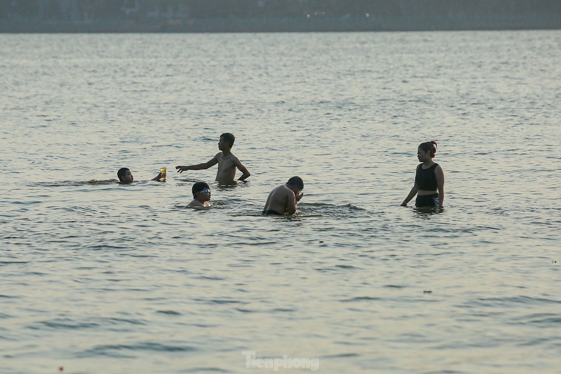 Nắng nóng oi bức, người Hà Nội 'biến' hồ Tây thành bể bơi giải nhiệt bất chấp lệnh cấm - Ảnh 4.