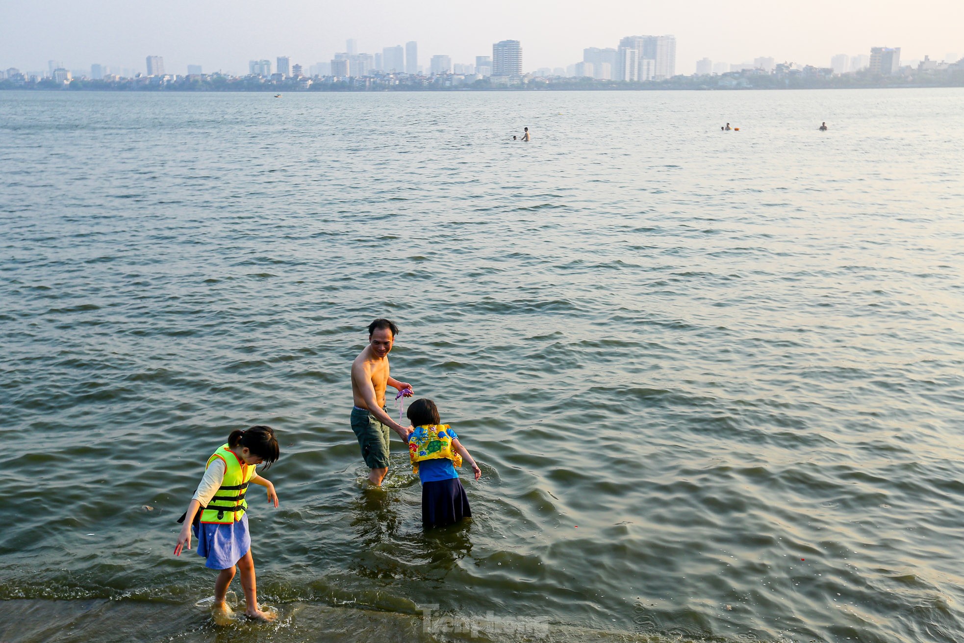 Nắng nóng oi bức, người Hà Nội 'biến' hồ Tây thành bể bơi giải nhiệt bất chấp lệnh cấm - Ảnh 5.