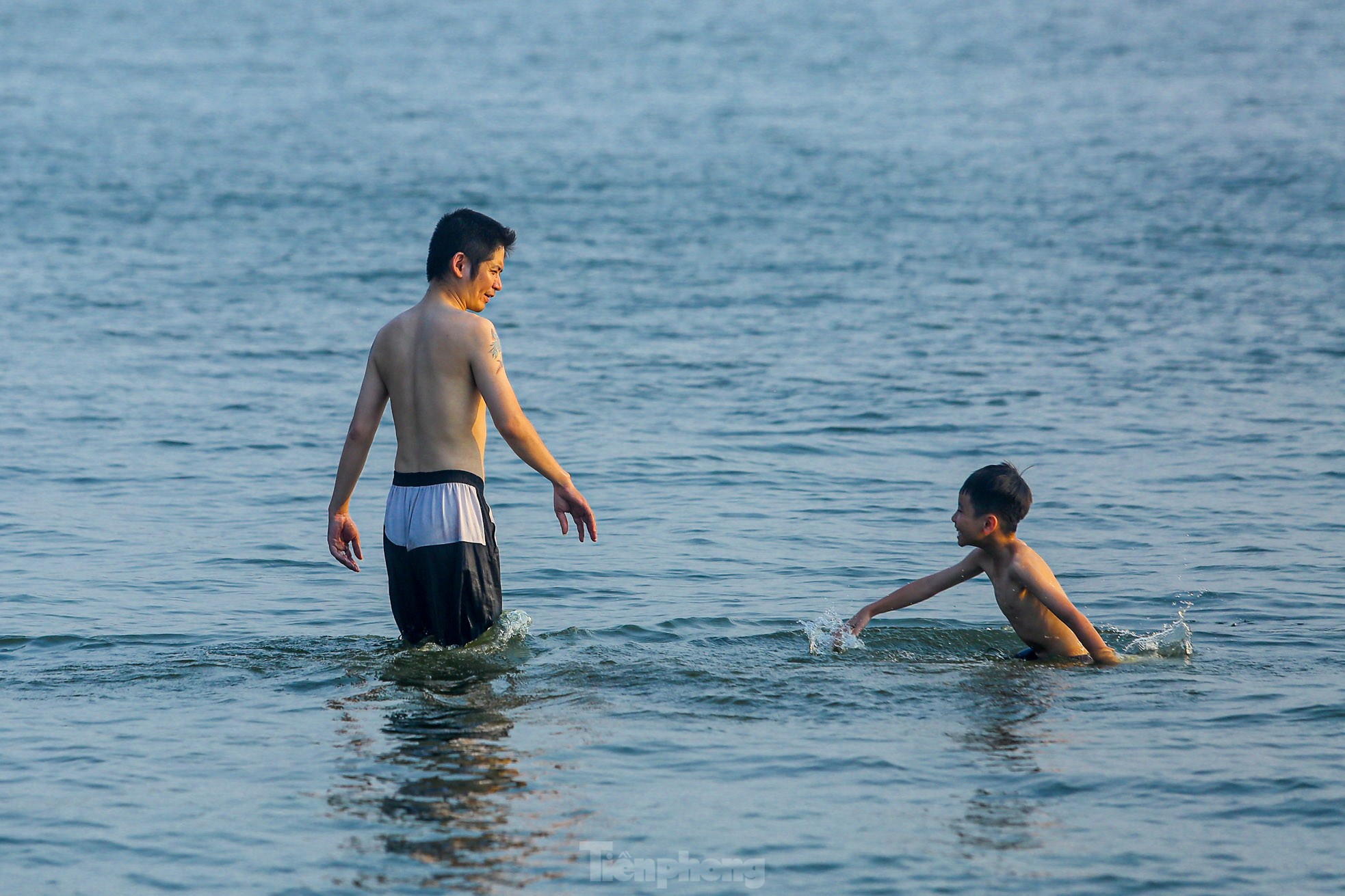 Nắng nóng oi bức, người Hà Nội 'biến' hồ Tây thành bể bơi giải nhiệt bất chấp lệnh cấm - Ảnh 6.