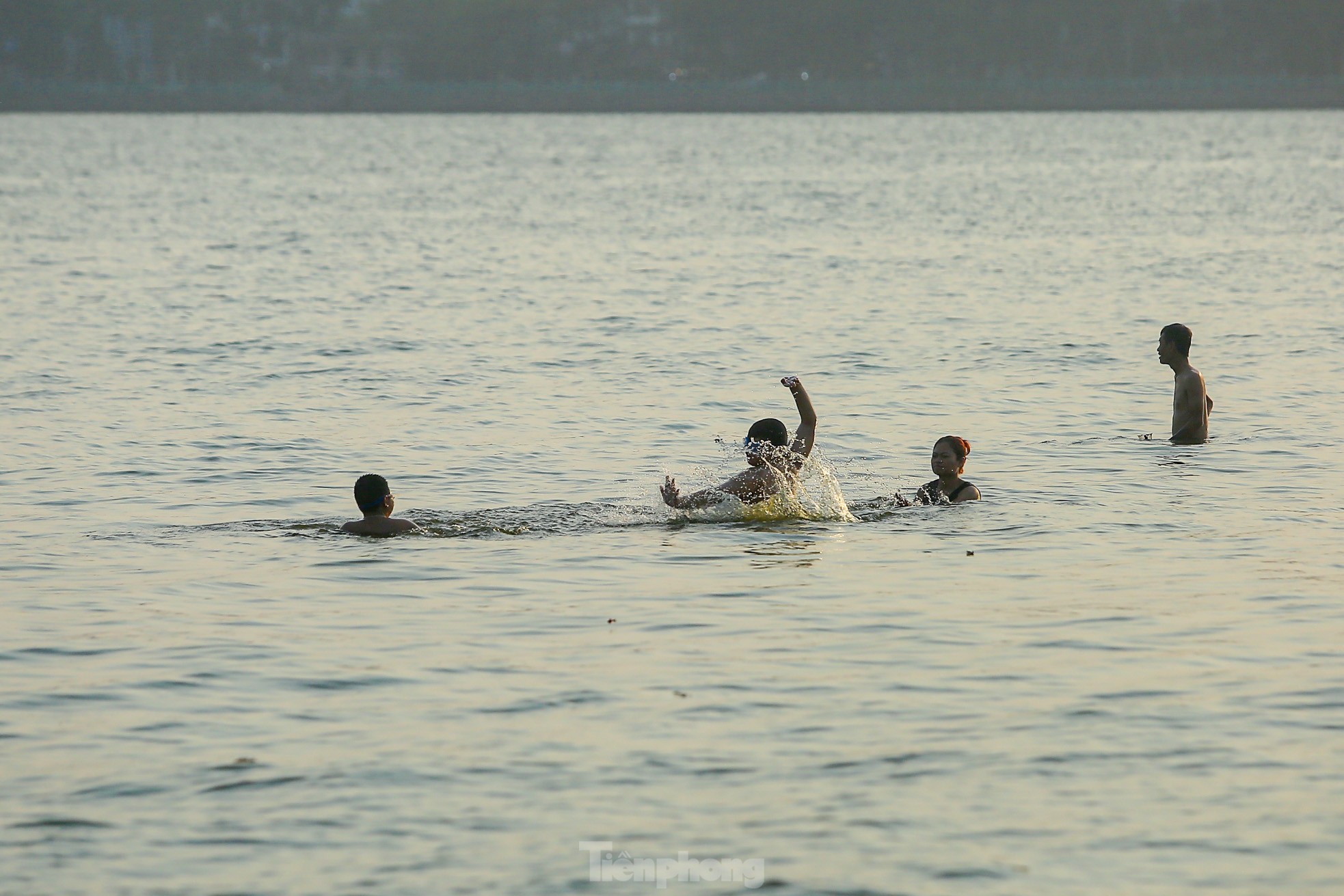 Nắng nóng oi bức, người Hà Nội 'biến' hồ Tây thành bể bơi giải nhiệt bất chấp lệnh cấm - Ảnh 7.