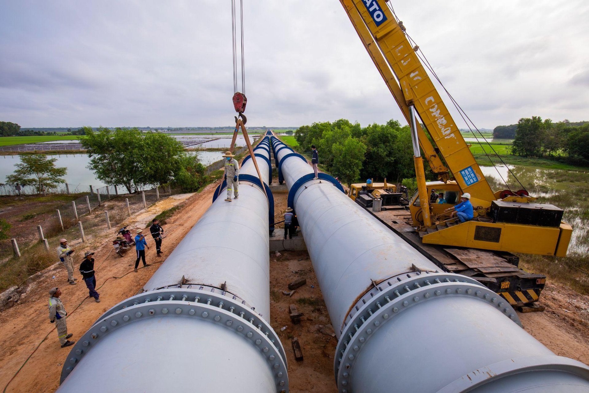 ‏Cận cảnh đường ống thép khổng lồ kết nối với hồ thuỷ lợi lớn nhất Việt Nam - Ảnh 2.