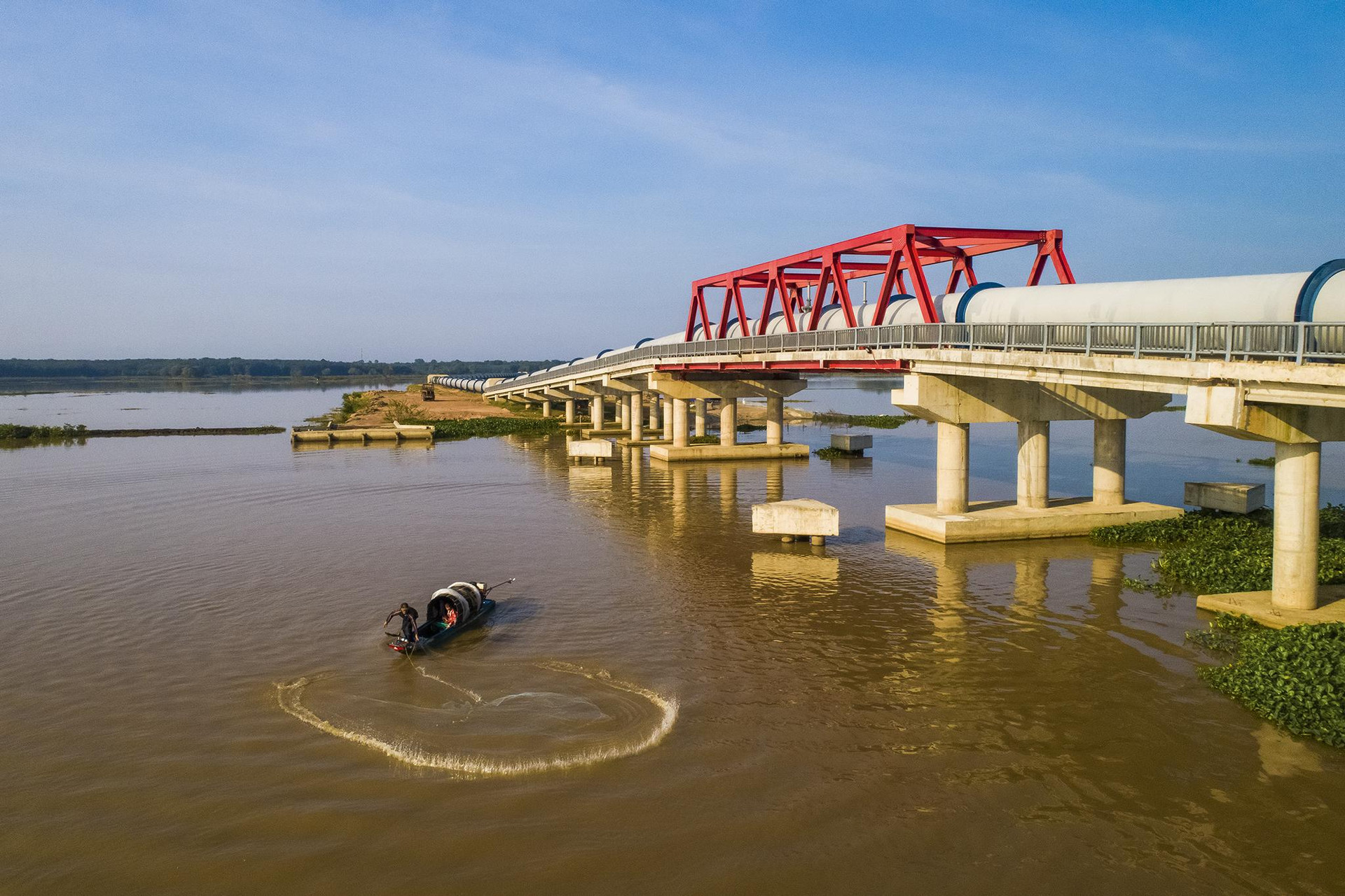 ‏Cận cảnh đường ống thép khổng lồ kết nối với hồ thuỷ lợi lớn nhất Việt Nam - Ảnh 6.