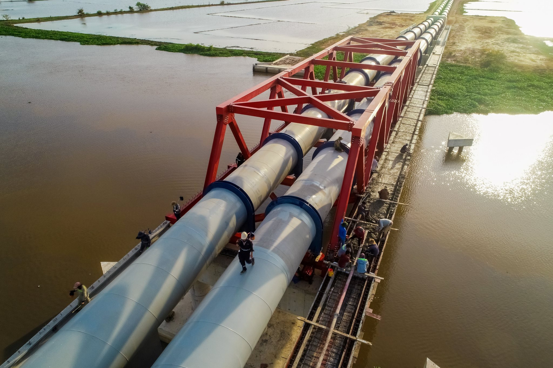 ‏Cận cảnh đường ống thép khổng lồ kết nối với hồ thuỷ lợi lớn nhất Việt Nam - Ảnh 9.