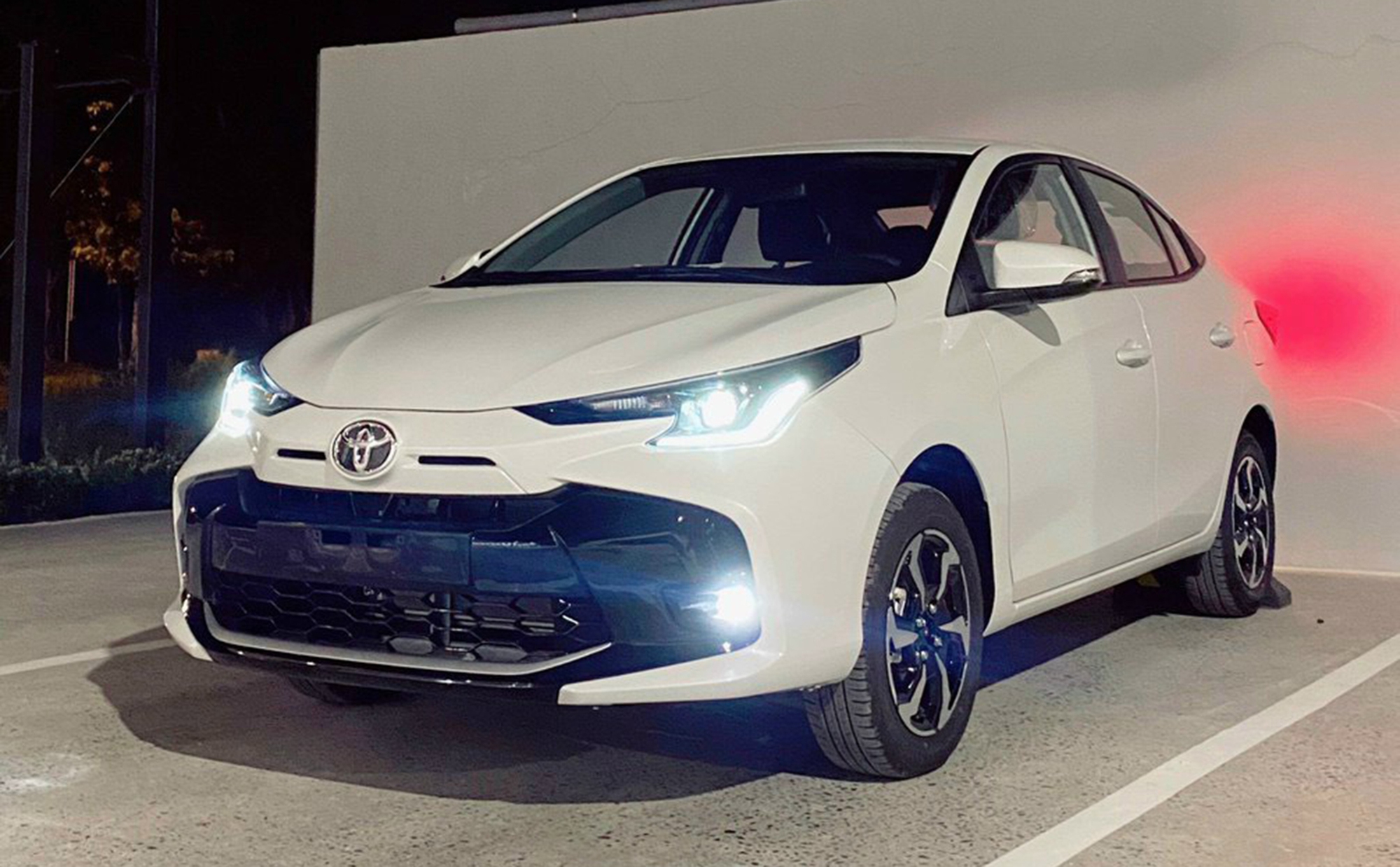 Toyota Vios 2023 ồ ạt về đại lý: Đẹp hơn trong ảnh, giá dự kiến không đổi, kỳ vọng lấy lại ngôi vương doanh số