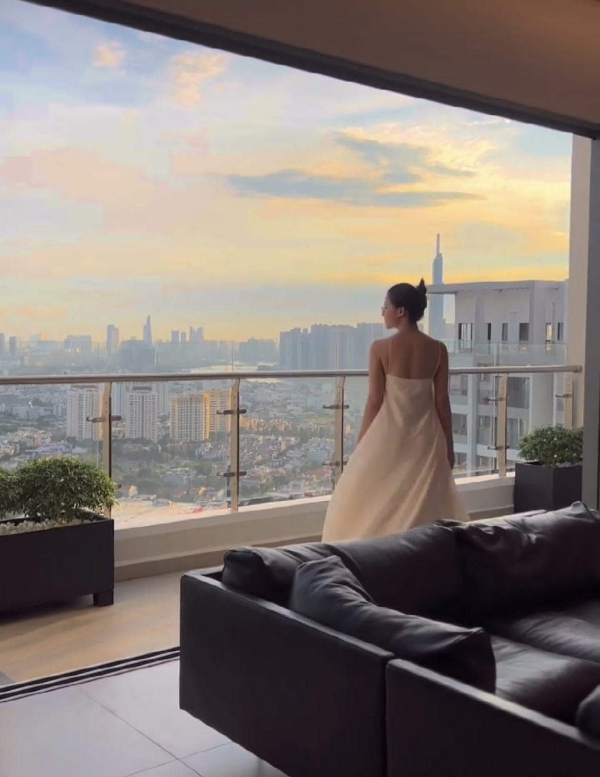 Hoa hậu Việt có 2 cơ ngơi ở tuổi 28: Penthouse sang xịn chưa choáng bằng toàn cảnh biệt thự tại khu nhà giàu - Ảnh 12.