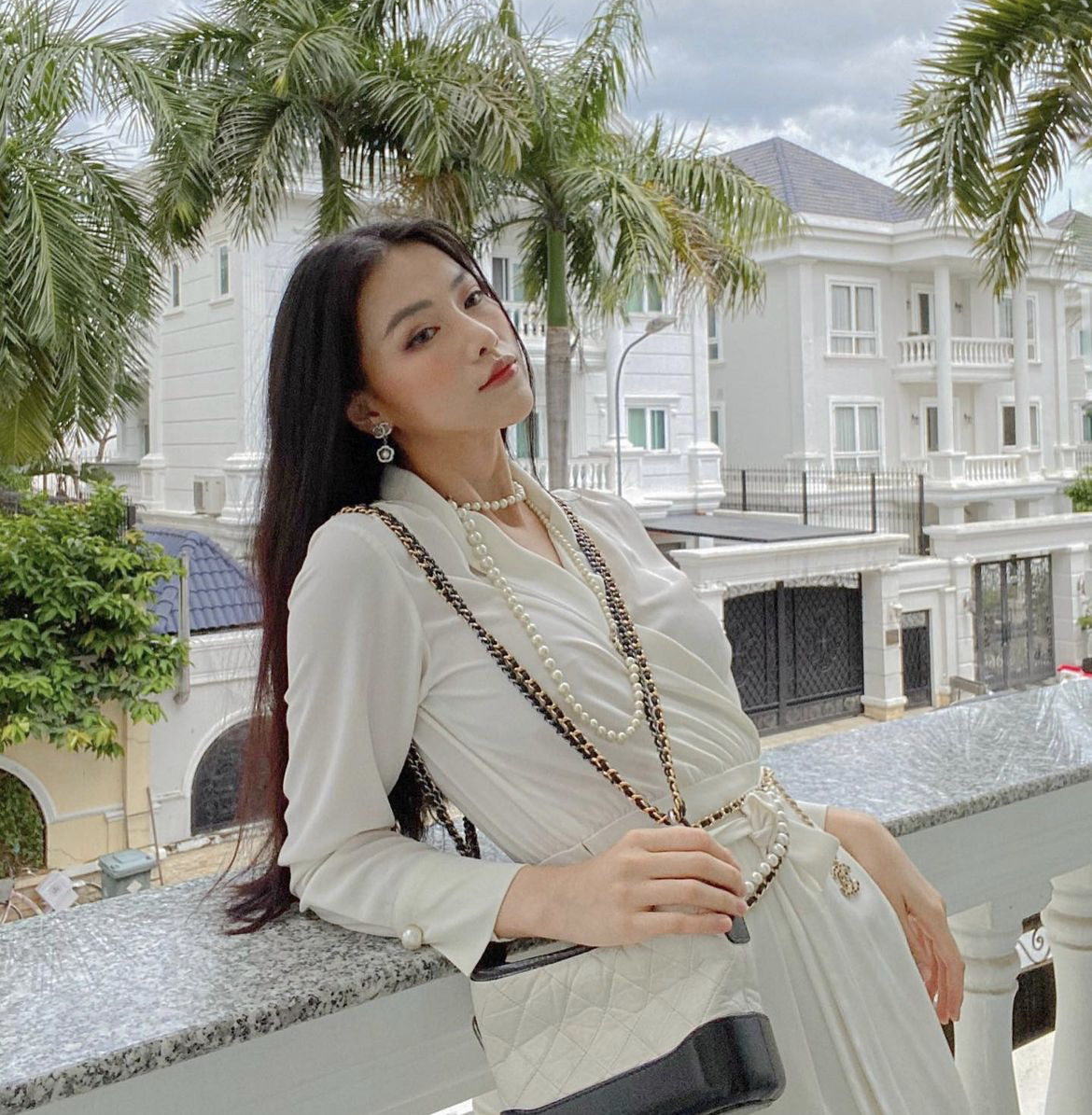 Hoa hậu Việt có 2 cơ ngơi ở tuổi 28: Penthouse sang xịn chưa choáng bằng toàn cảnh biệt thự tại khu nhà giàu - Ảnh 4.