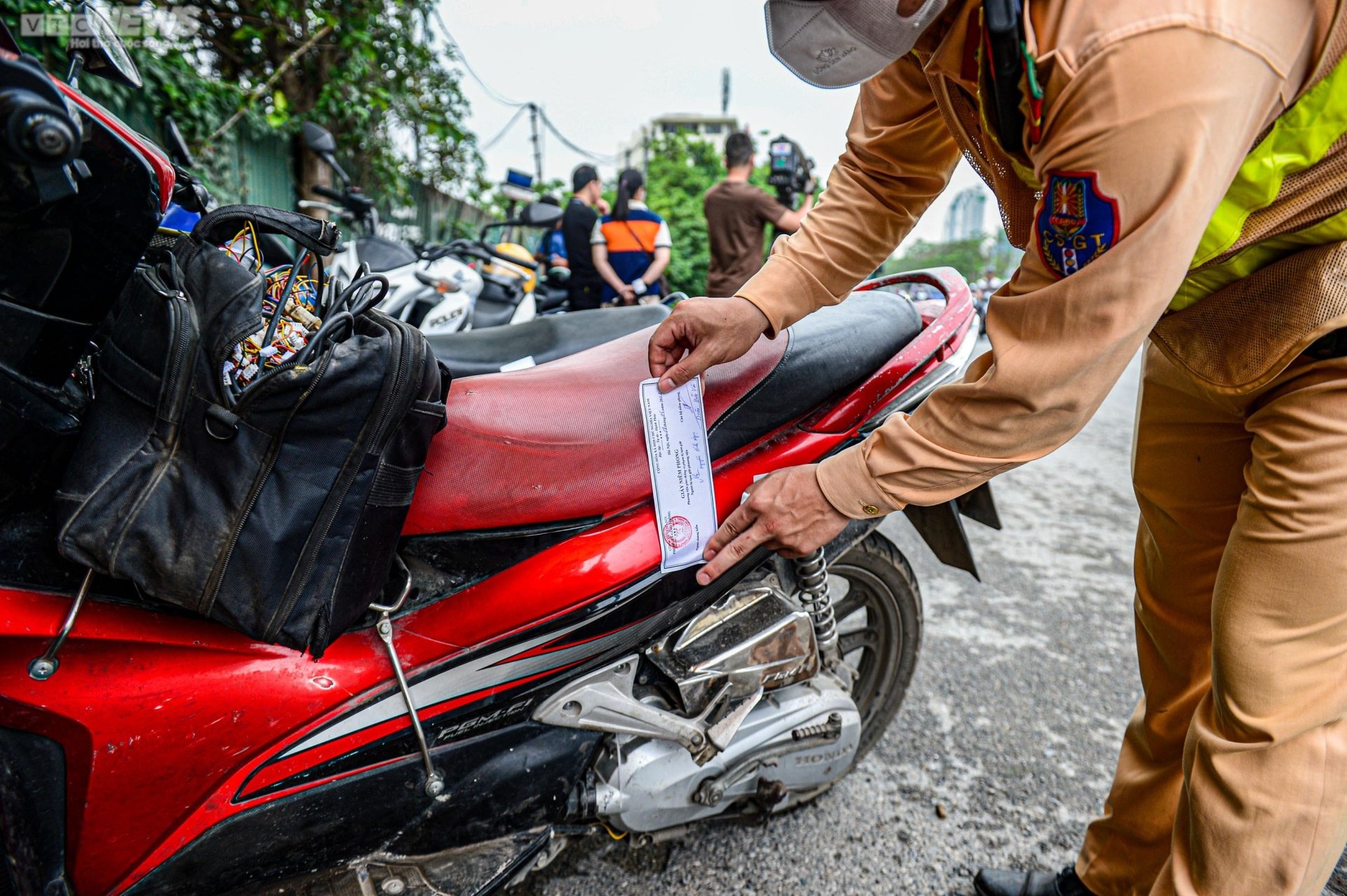 Liều mình đi vào làn cao tốc đại lộ Thăng Long, hàng loạt tài xế bị xử phạt - Ảnh 15.