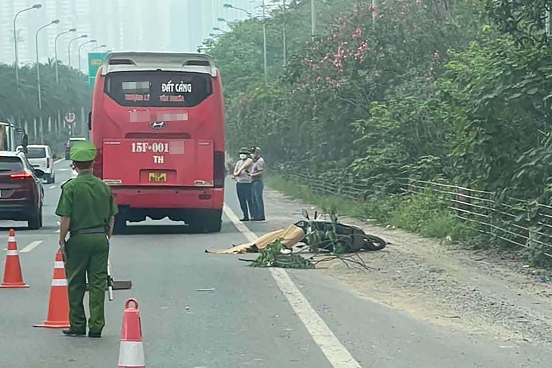 Liều mình đi vào làn cao tốc đại lộ Thăng Long, hàng loạt tài xế bị xử phạt - Ảnh 1.