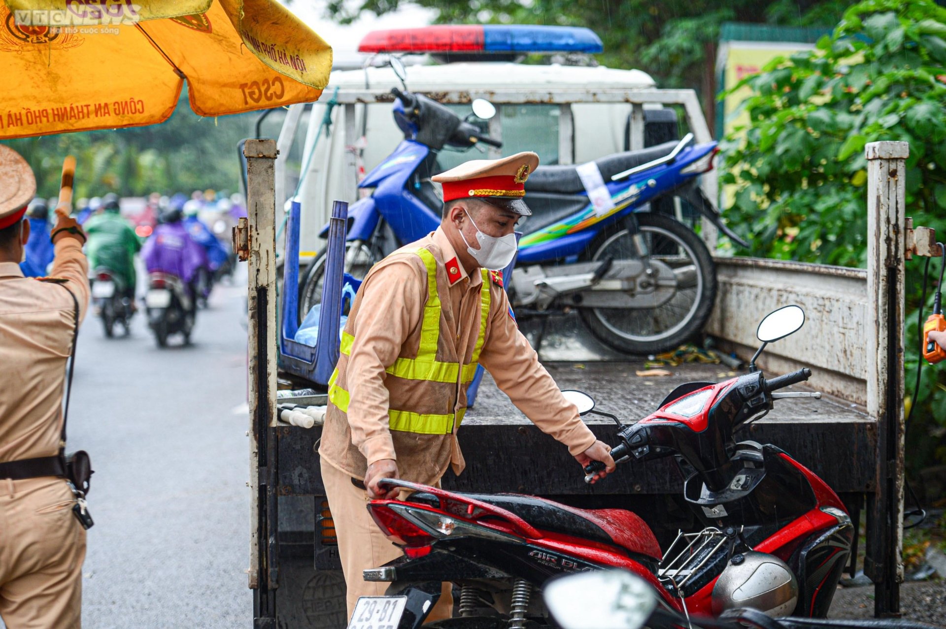 Liều mình đi vào làn cao tốc đại lộ Thăng Long, hàng loạt tài xế bị xử phạt - Ảnh 17.