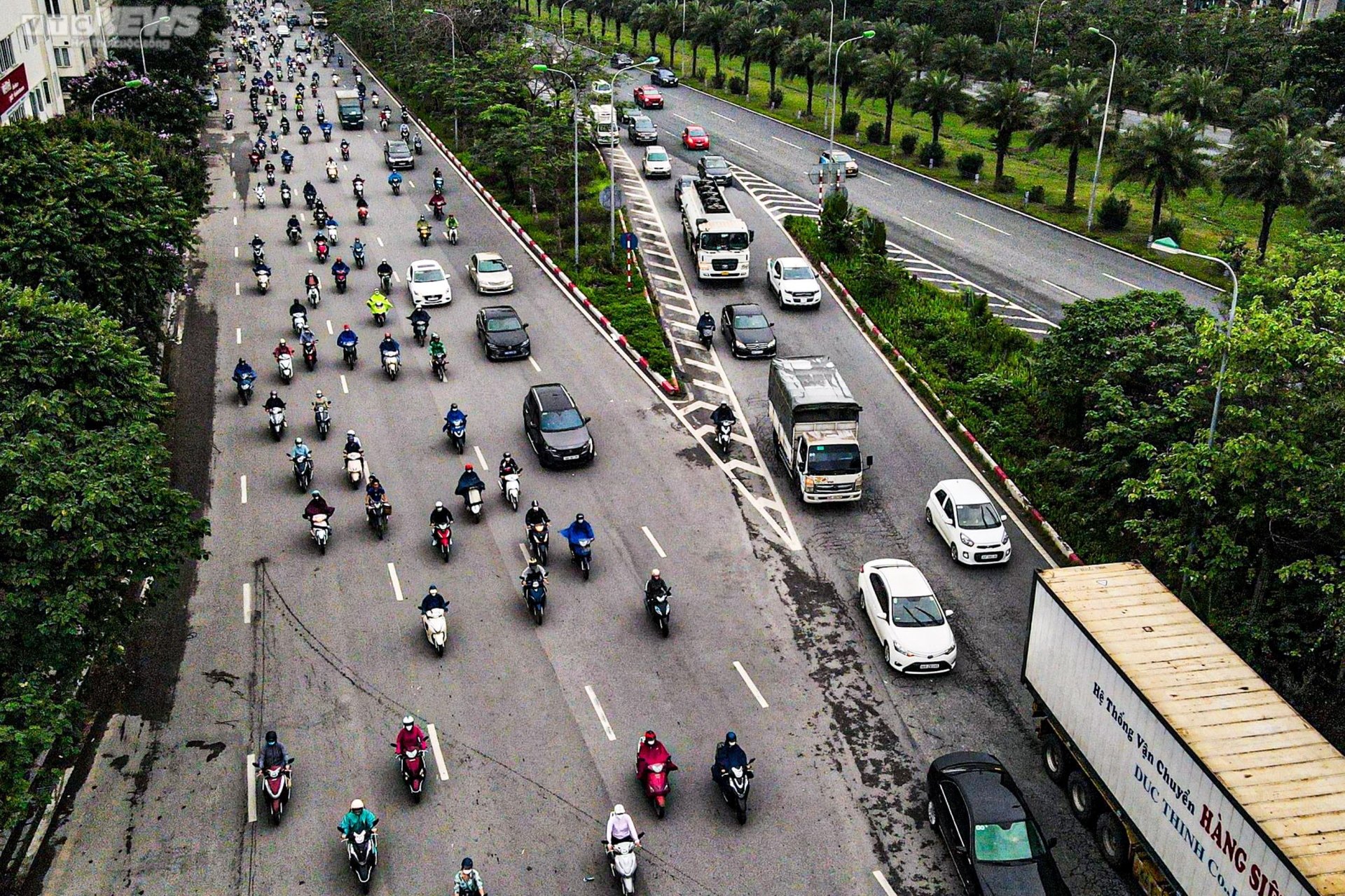 Liều mình đi vào làn cao tốc đại lộ Thăng Long, hàng loạt tài xế bị xử phạt - Ảnh 4.