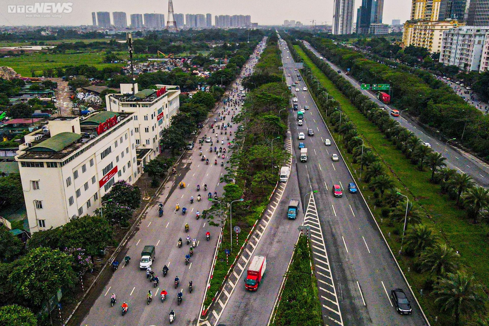 Liều mình đi vào làn cao tốc đại lộ Thăng Long, hàng loạt tài xế bị xử phạt - Ảnh 2.