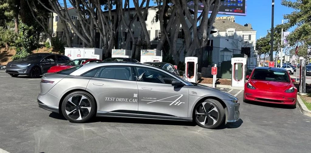 ‘Cao thủ không bằng tranh thủ’ – một hãng EV đem xe điện xịn nhất của mình trưng bày ở trạm sạc Tesla mời lái thử nhưng phản ứng của chủ xe Tesla mới là thứ khiến người ta ‘mắt tròn mắt dẹt’ - Ảnh 2.